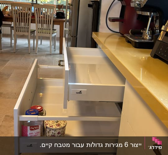 מגירות מטבח פתוחות עם מוצרי אחסון
